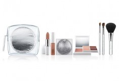 MAC Festive Frost Face Kit – Day 1 of What’s Haute’s ’20 Days of Holiday Gifts’