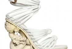Sculptural shoes, Oscar fashion, runway reviews and more on this week’s Shopping & Goodies