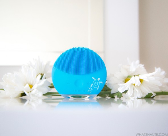 Haute beauty device review of the FOREO LUNA mini 2 Save the Sea Special Edition