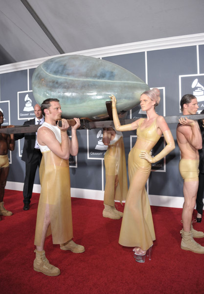 lady gaga egg costume at grammys. lady Egg costume on lady