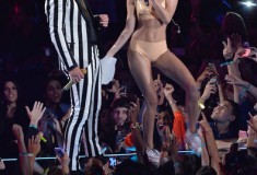Robin Thicke and Miley Cyrus onstage at the 2013 MTV Video Music Awards